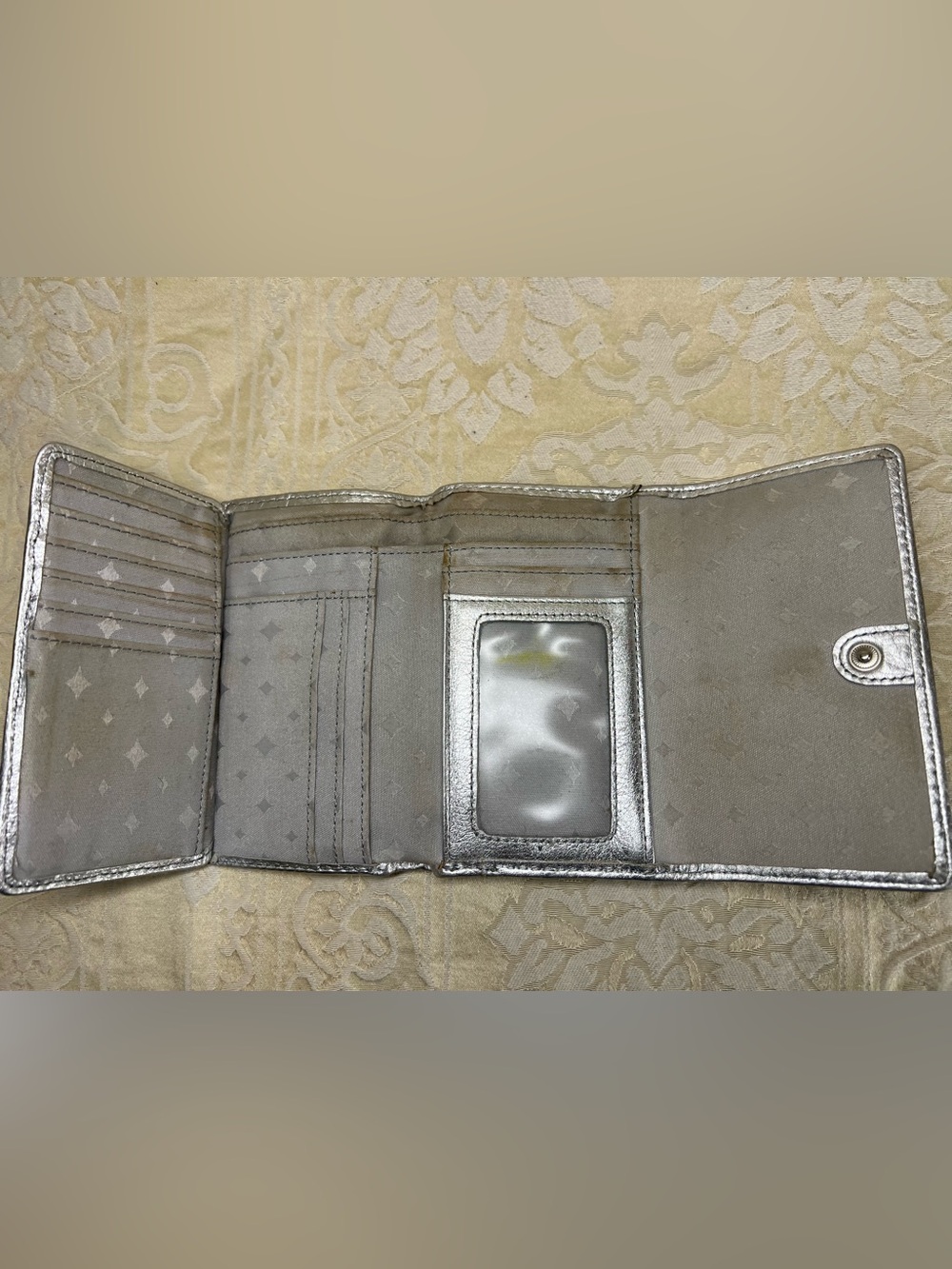 Fossil Silver Metallic Leather Trifold Wallet Keyhole Snap Organizer - Picture 4 of 4